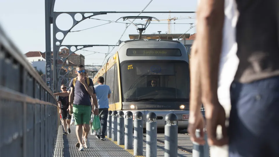 Atrasos na Linha Rubi levam Metrô do Porto a não aproveitar