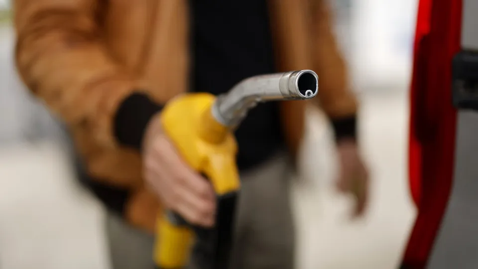 Brent sobe 2,5% para perto de 98 dólares com incerteza sobre