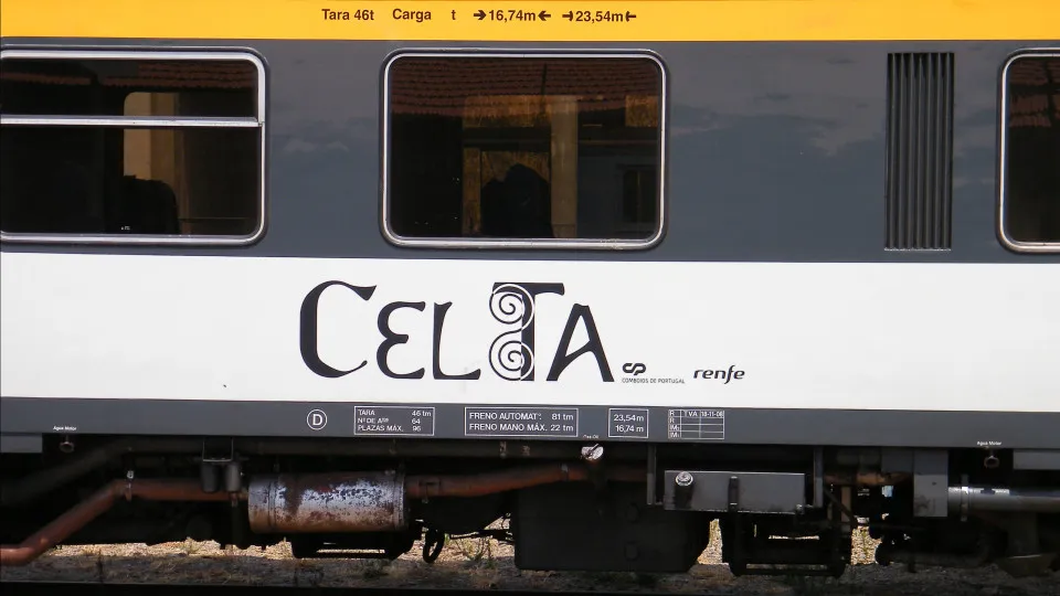 Comboio Celta com transbordo rodoviário na Galiza durante um
