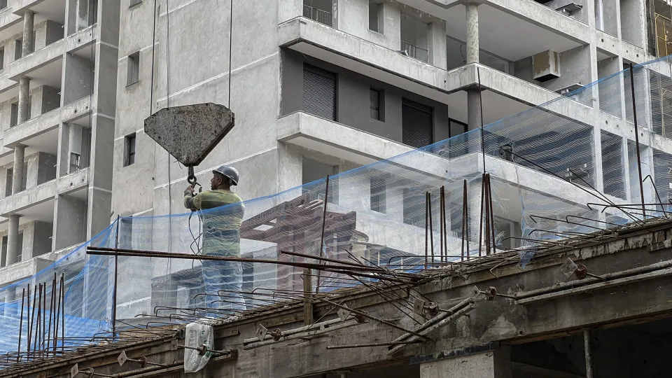 Desemprego no Brasil sobe para 6,1% até março, afetando 6,6