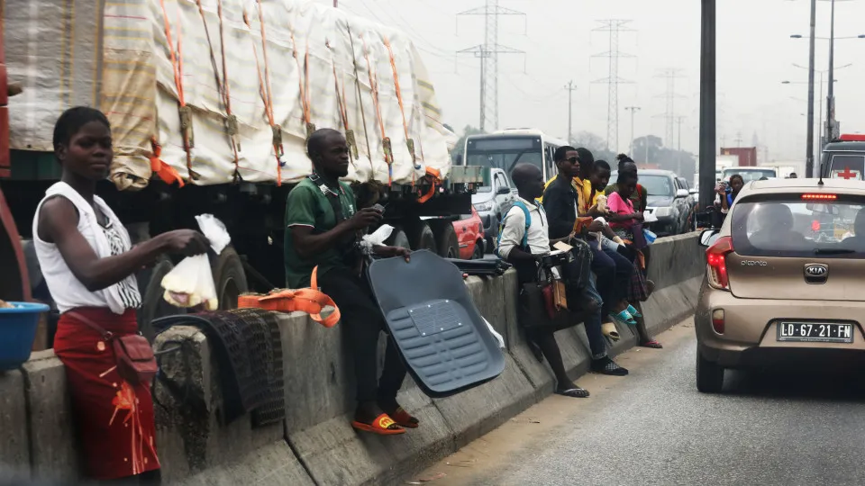 Desemprego recua para 28,3% em Angola, mas informalidade