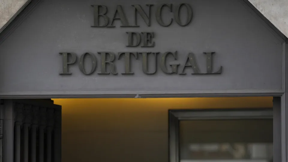 Emissão líquida de notas cai e de moedas metálicas sobe em