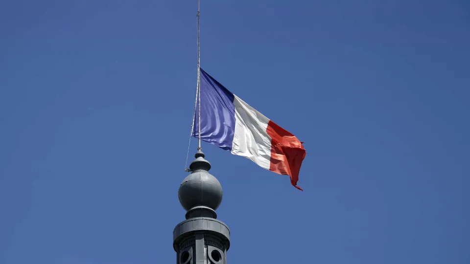 França reduz despesa pública em 6 mil milhões para compensar