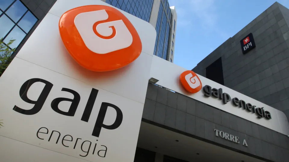 Galp afasta alarme no abastecimento. Fusão com Moeve reforça