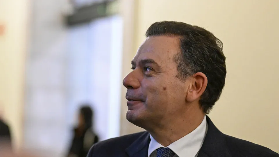 Governo vai continuar "estratégia" de redução de impostos