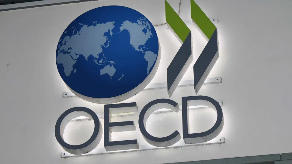 Inflação homóloga na OCDE "amplamente estável" sobe para
