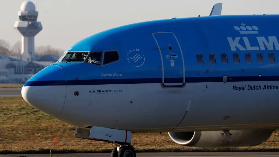 KLM irá operar menos 80 voos no próximo mês devido ao custo