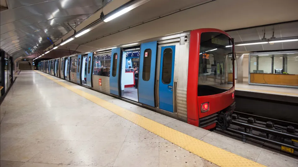 Metrô de Lisboa admite falhas "críticas" em escadas e