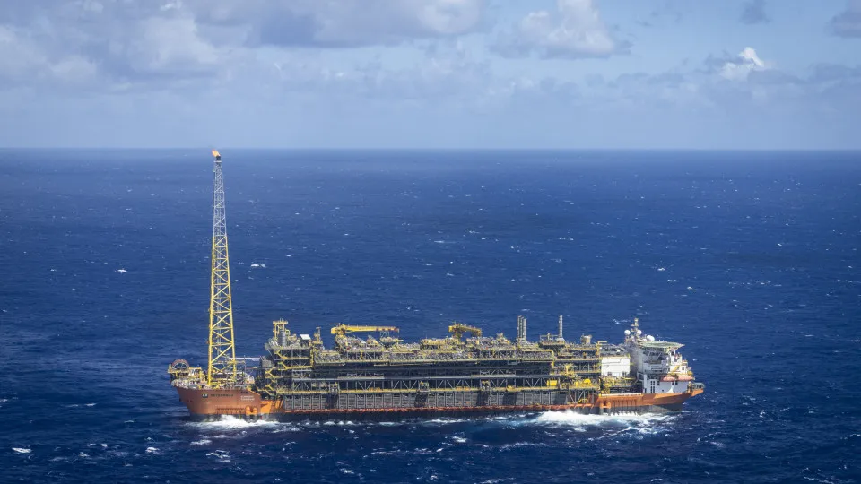 OPEP+ aumenta produção de petróleo em 206 mil barris por dia