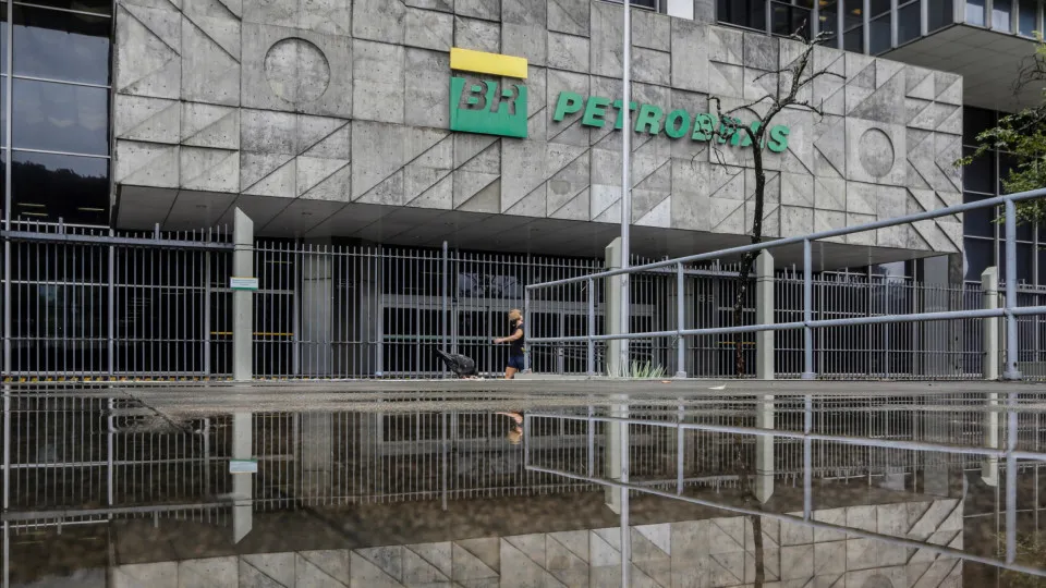Petrobras demite diretor após críticas de Lula da Silva