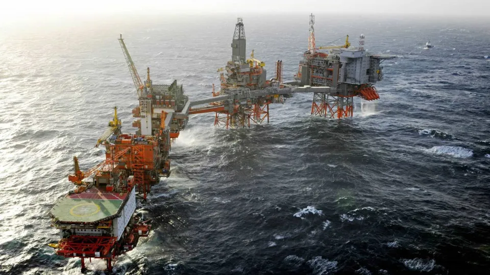 Preço do petróleo Brent volta a ultrapassar os 100 dólares