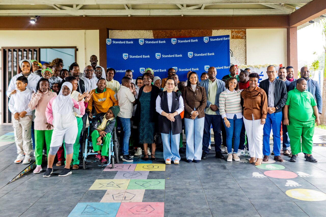 Standard Bank Oferece Colectânea “Gosto de Ler” à CERCI de
