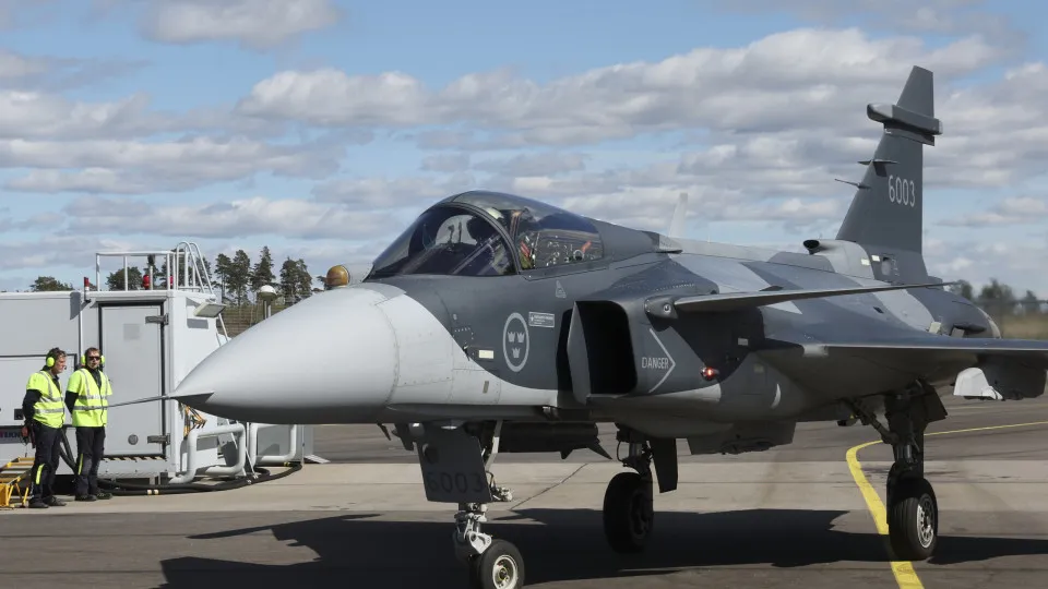 Sueca Saab admite montagem de componentes do caça Gripen em