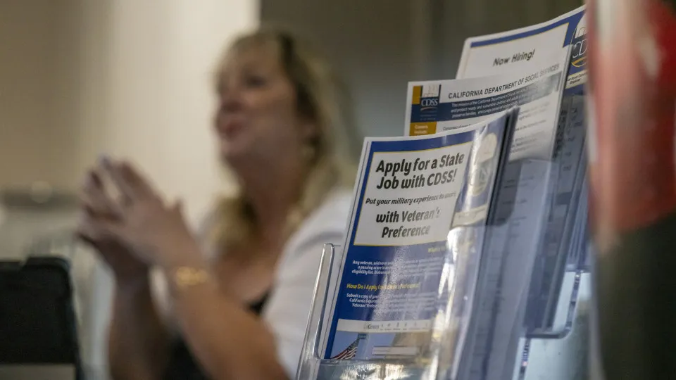 Taxa de desemprego recua para 4,3% em março nos Estados