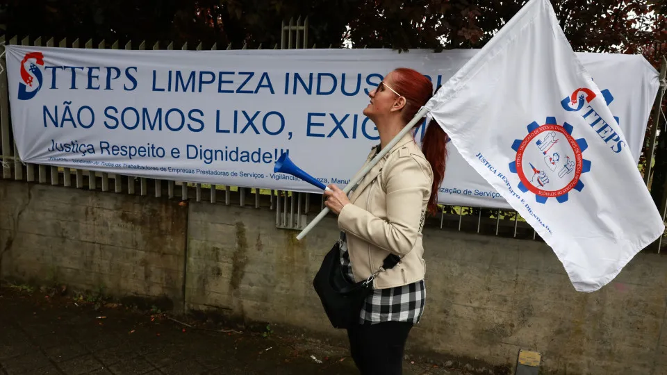 Trabalhadores da Lucena & Lucena em greve contra salários em