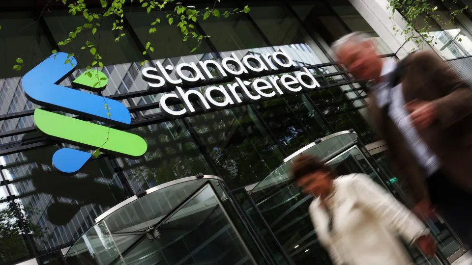 Banco Standard Chartered prevê eliminar milhares de empregos