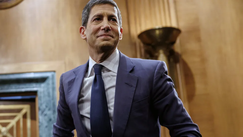 Banco central dos EUA. Kevin Warsh assume hoje presidência