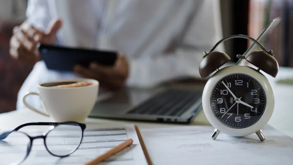 Banco de horas regressa? Saiba como funcionará e o impacto
