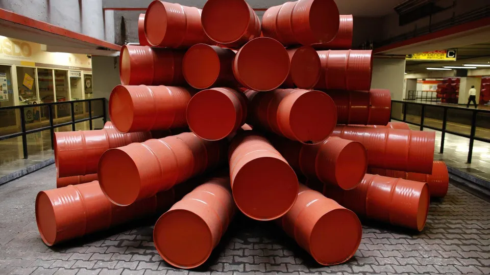 Bolsas europeias caem, mas preço do barril de Brent sobe