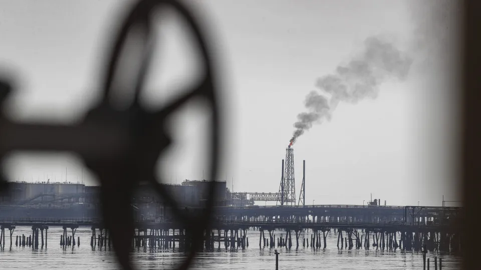 Brent recupera para 111 dólares com novas tensões no Médio