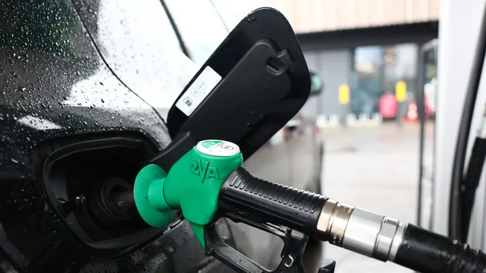 Combustíveis? Preço do diesel cai e gasolina sobe muito.
