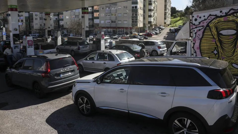 Combustíveis vão subir cerca de 1,5 cêntimos na próxima