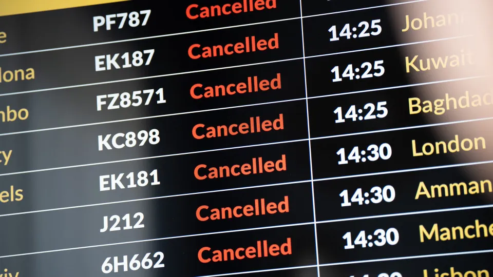 Companhia aérea cancela 900 voos devido à crise de