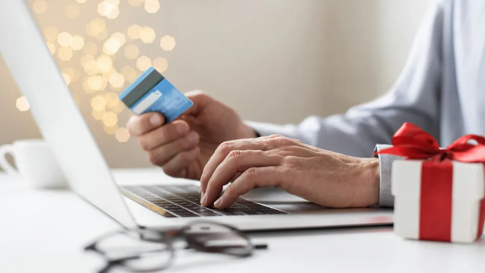 Confiança dos consumidores recupera ligeiramente na UE em