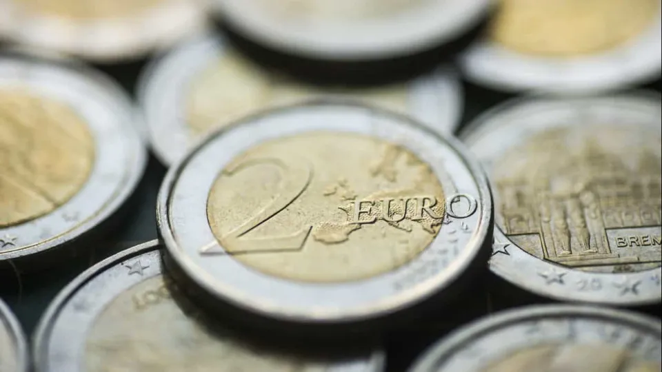 Euro cai após novos ataques dos EUA a alvos iranianos