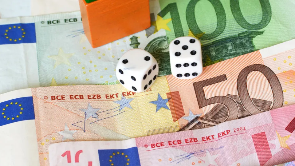 Famílias da zona do euro e da UE pouparam menos e investiram mais
