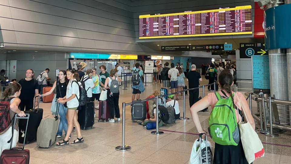 Filas no Aeroporto de Lisboa? Dá "tempo de aprender