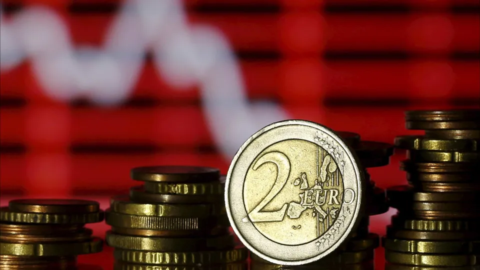 Moeda europeia desce face às principais divisas