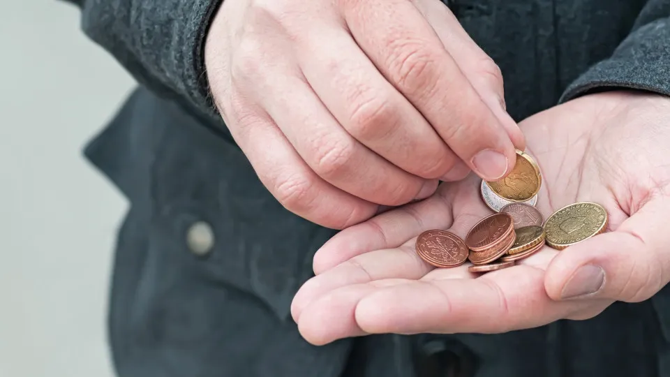 Pobreza baixa para 15,4%, mas desigualdades persistem em