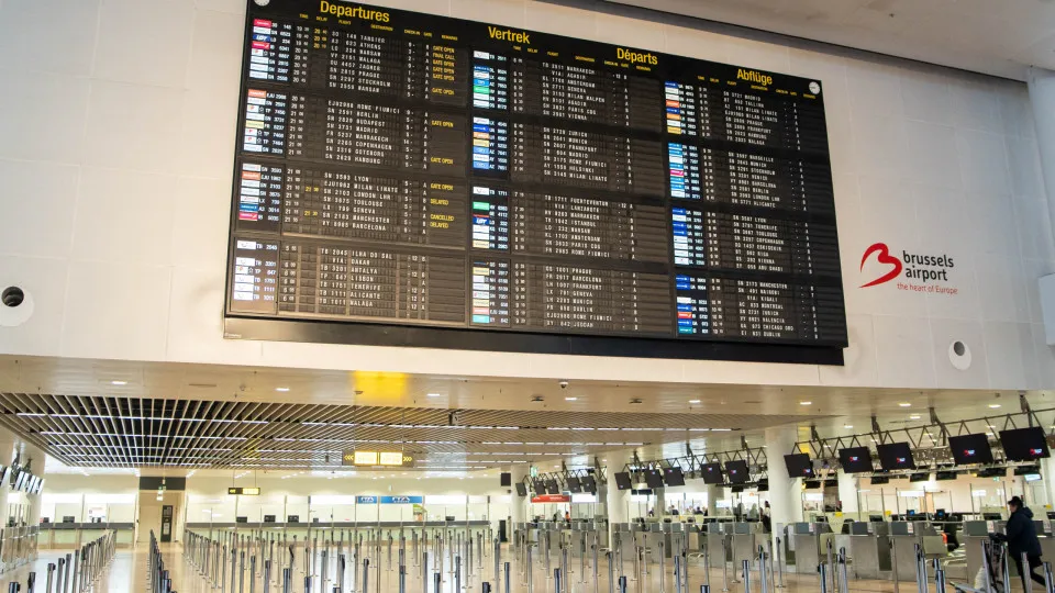 Cerca de 200 voos cancelados no aeroporto de Bruxelas devido