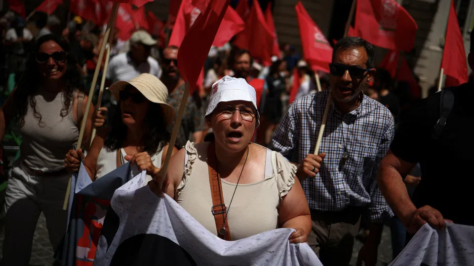 Do Rossio a São Bento: Multidão marchou contra reforma
