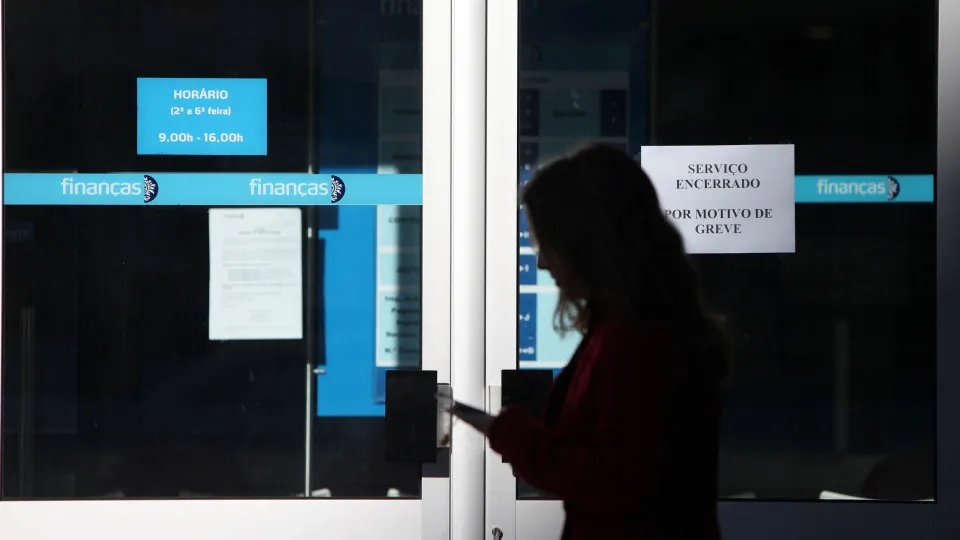 Mais de 60 repartições encerradas de manhã devido a reunião