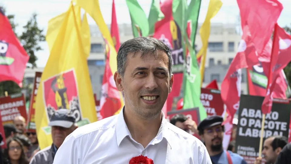 "O Governo tem de deixar esta linha de arrogância, ser mais